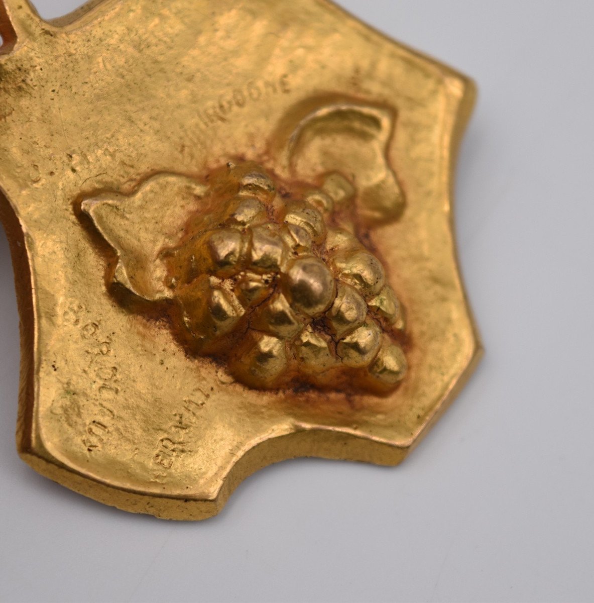 Broche Line Vautrin en Bronze Doré : La France et ses Régions Viticoles -photo-1