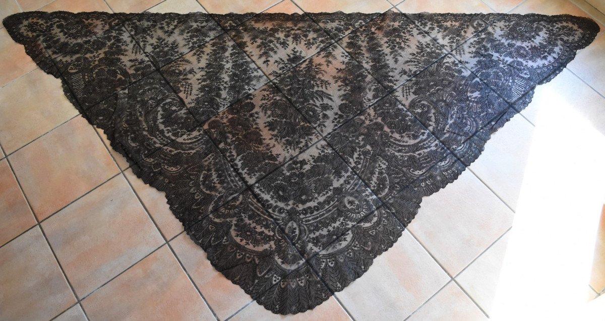 Large Black Pointed Shawl With Chantilly Lace Napoleon III-photo-2