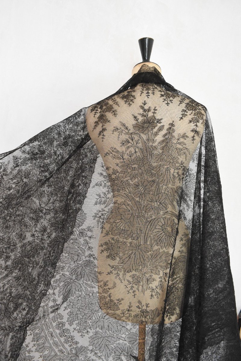 Large Black Pointed Shawl With Chantilly Lace Napoleon III-photo-3