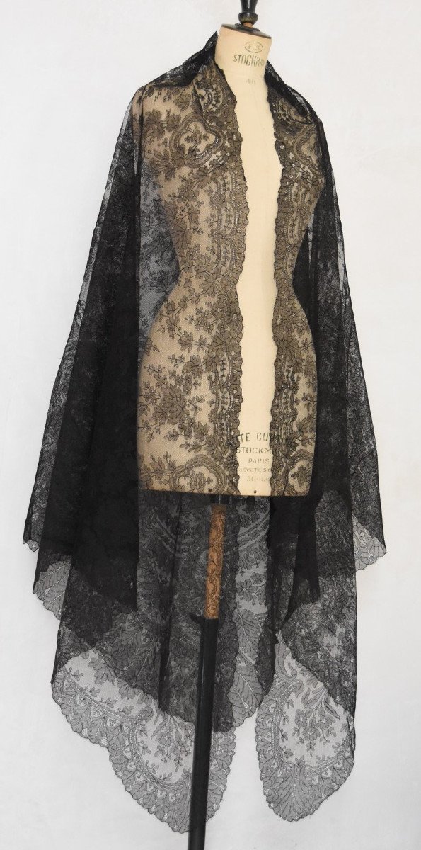 Large Black Pointed Shawl With Chantilly Lace Napoleon III-photo-1