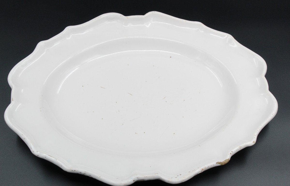 Large White Dish In Moustiers Earthenware, 18th Century, L= 37 Cm-photo-2