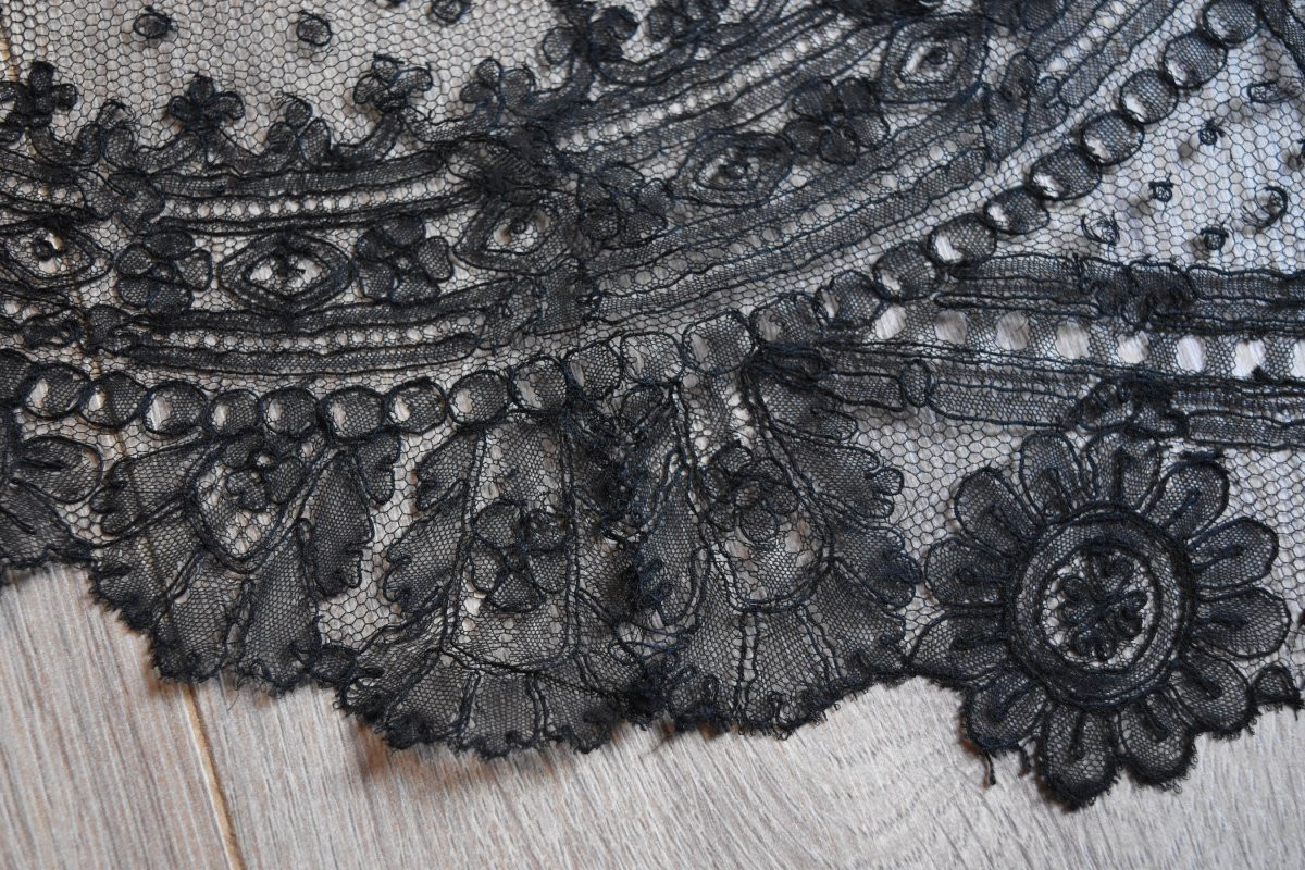 Large Shawl In Black Chantilly Lace Napoleon III 19th Century-photo-1