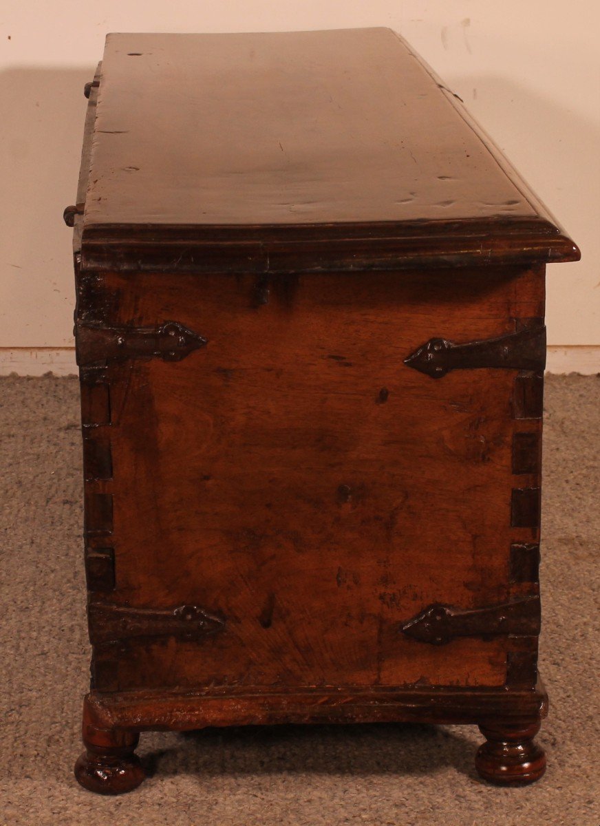 17th Century Spanish Chest In Walnut-photo-4