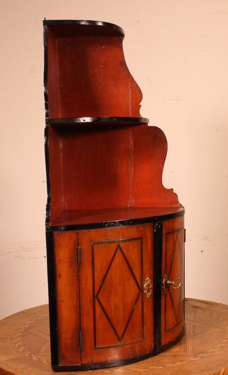 Small 18th Century Corner Cabinet-photo-4