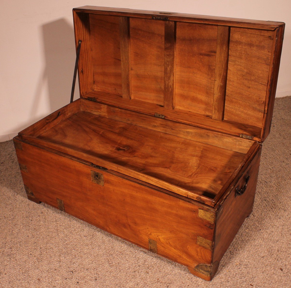 Large Campaign Chest In Camphor Wood From The 19th Century With Tray-photo-1