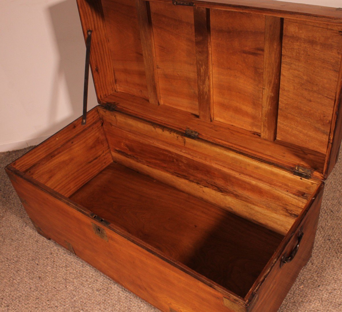 Large Campaign Chest In Camphor Wood From The 19th Century With Tray-photo-2