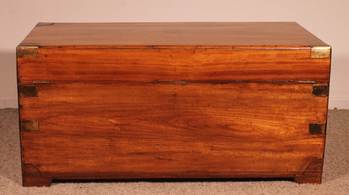 Large Campaign Chest In Camphor Wood From The 19th Century With Tray-photo-5