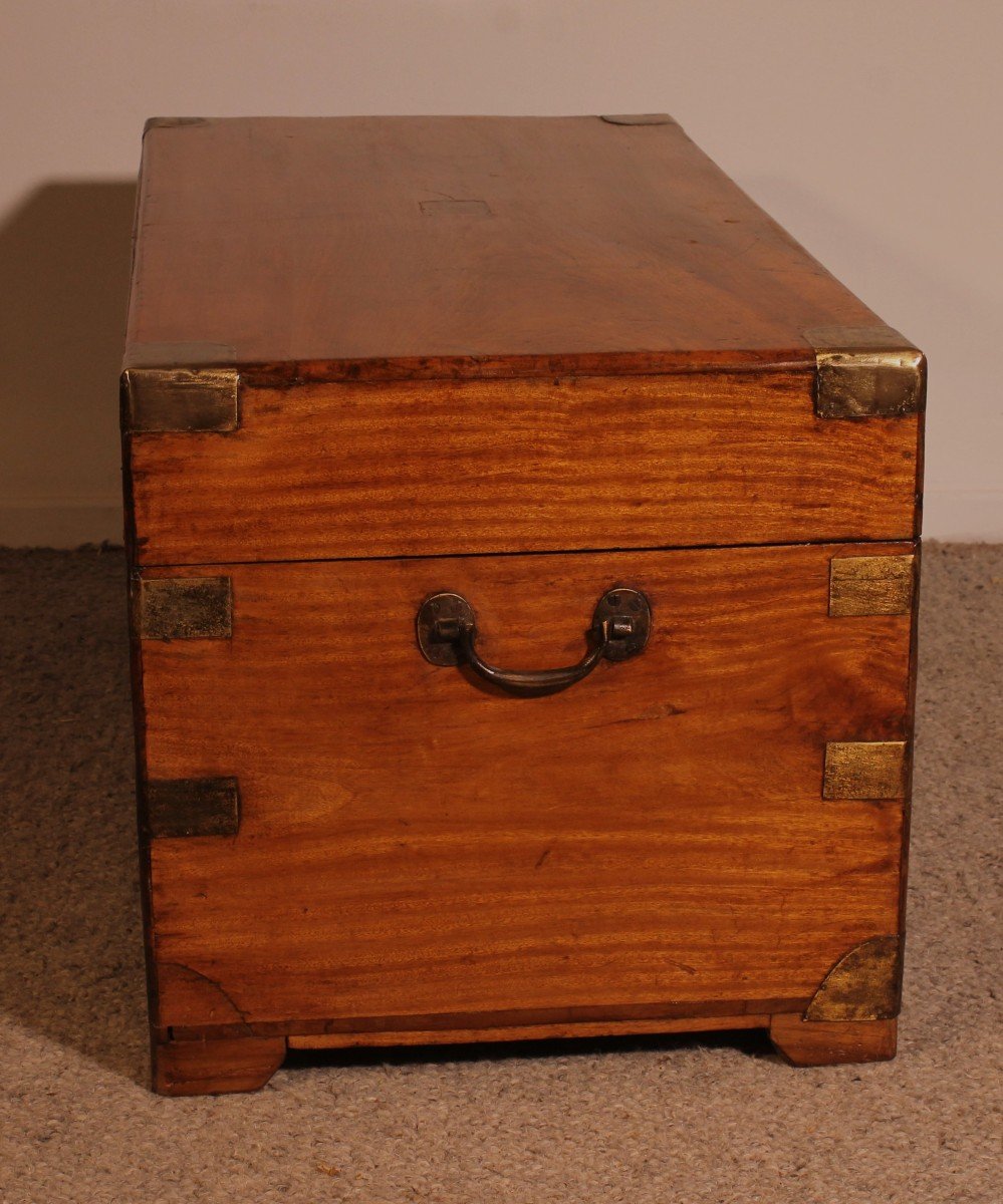 Large Campaign Chest In Camphor Wood From The 19th Century With Tray-photo-6
