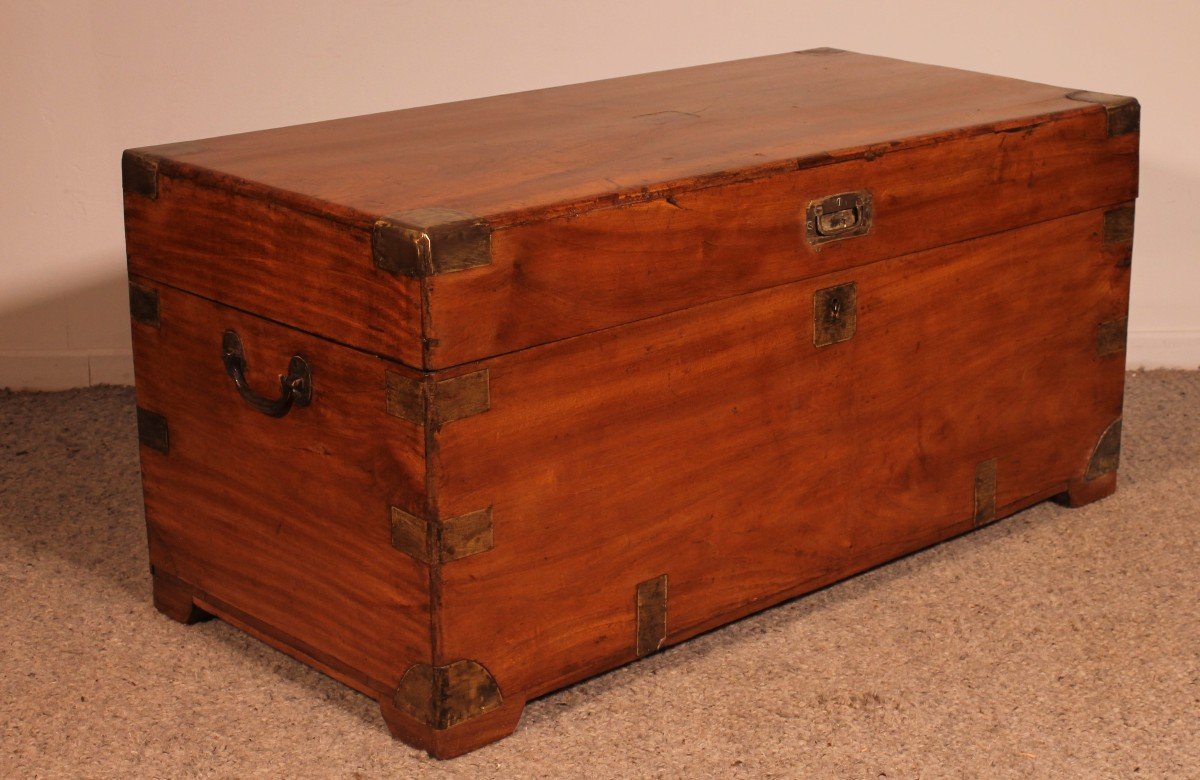 Large Campaign Chest In Camphor Wood From The 19th Century With Tray-photo-7