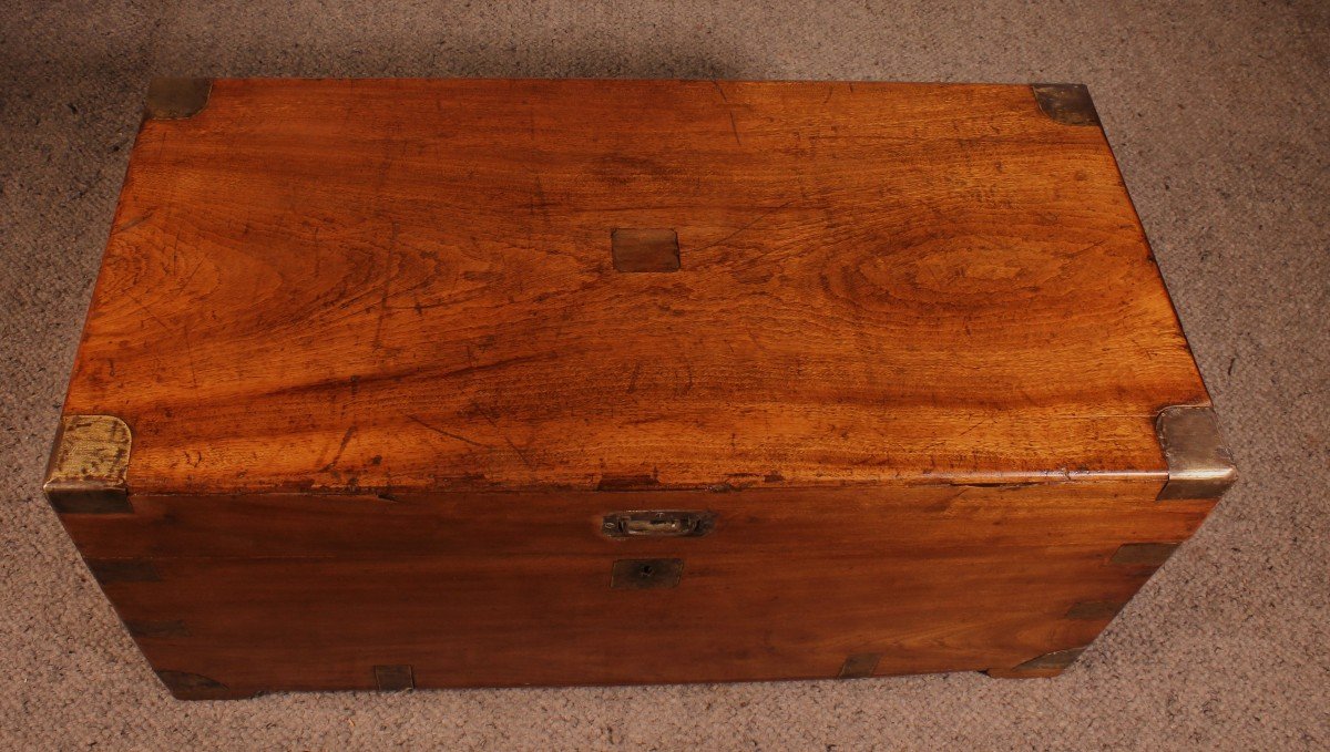 Large Campaign Chest In Camphor Wood From The 19th Century With Tray-photo-8