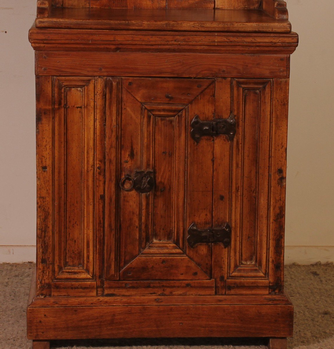 Small Swiss Dresser Cabinet Dated 1564-photo-3