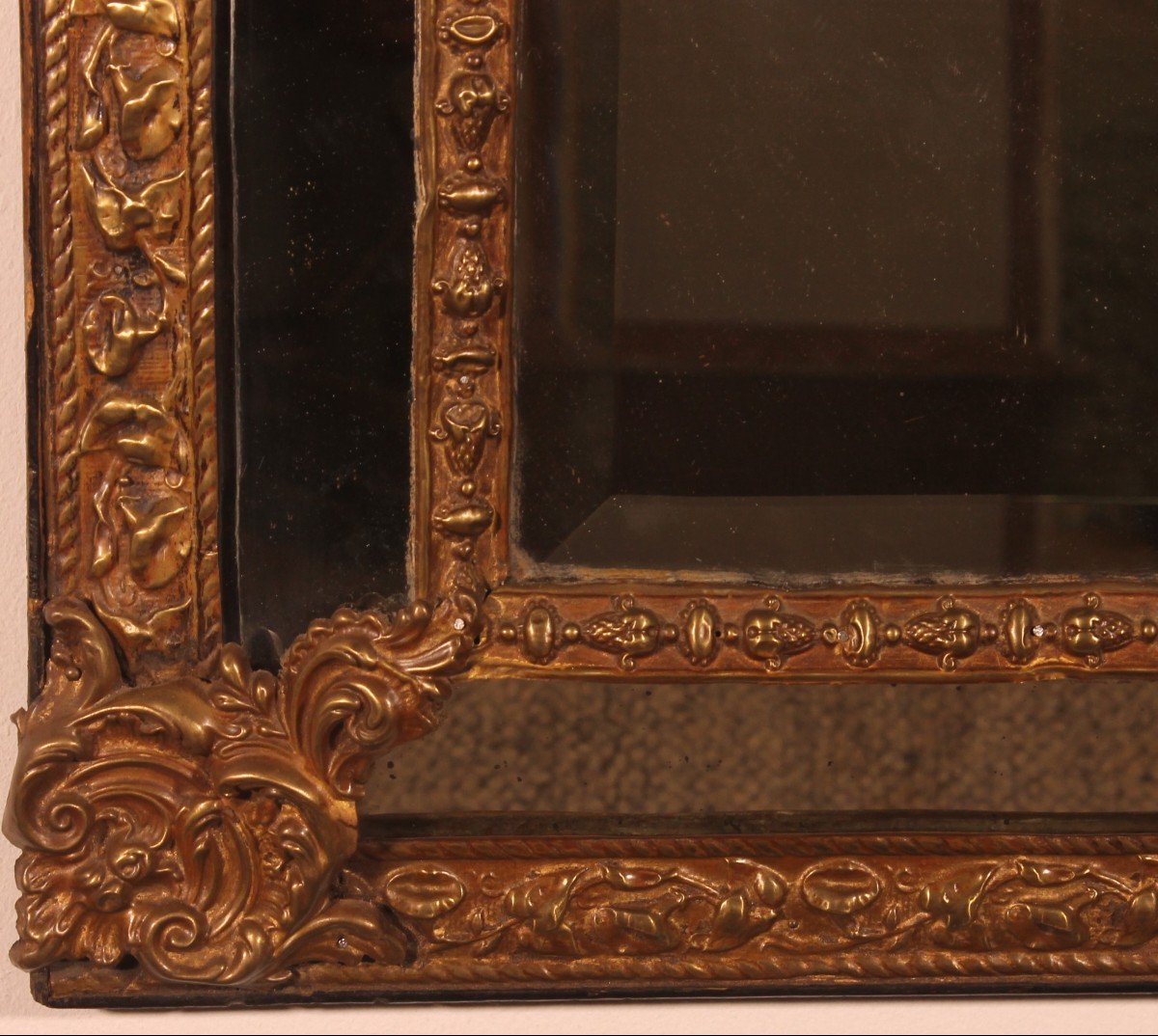 Pareclose Mirror With Sculpted Coper From The 19th Century From France-photo-1