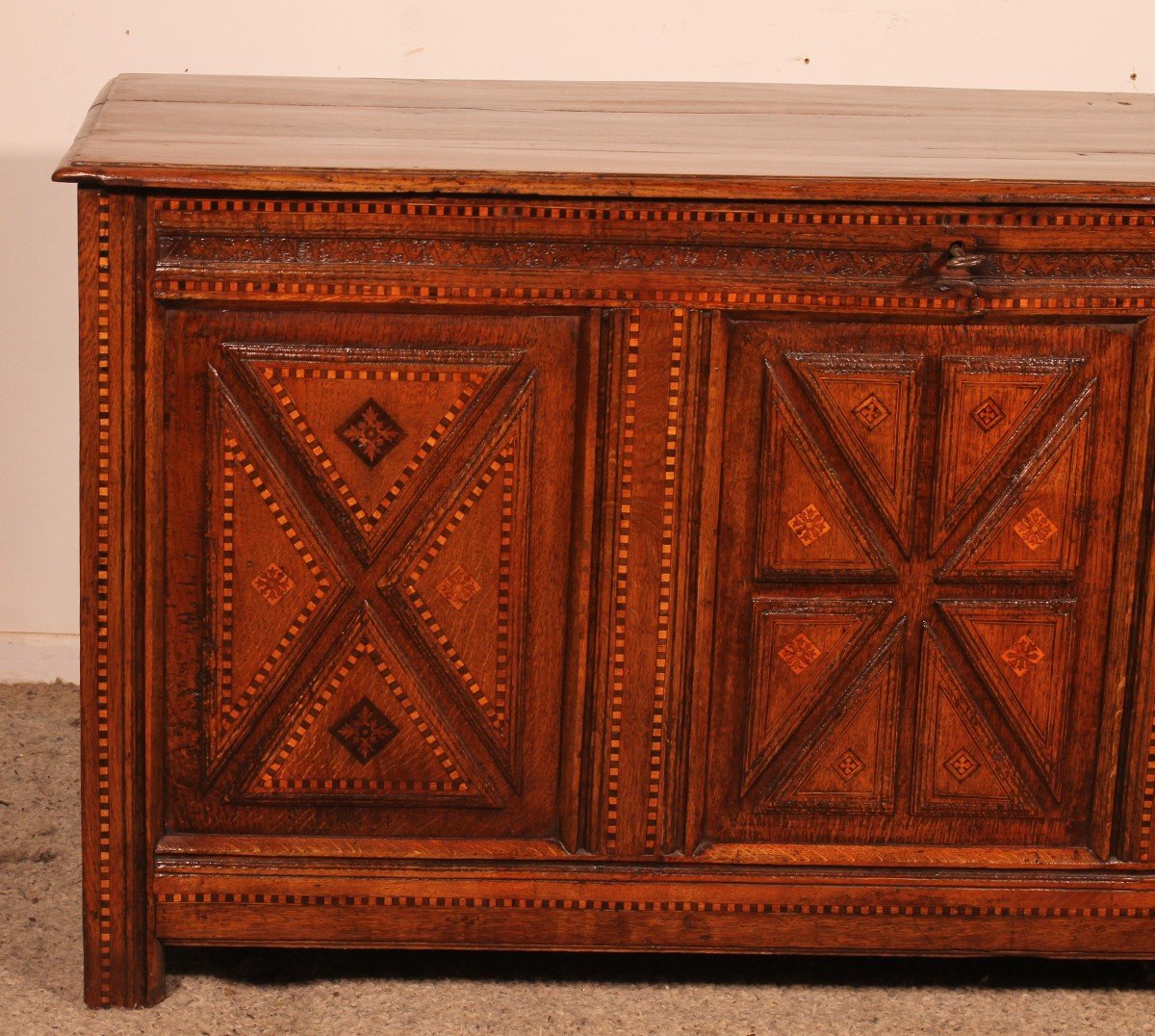 Oak Panneled  Chest With Inlays - 17th Century-photo-2