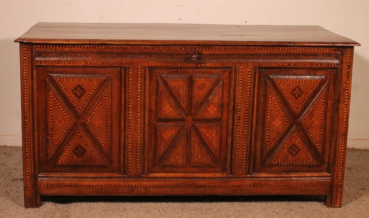 Oak Panneled  Chest With Inlays - 17th Century