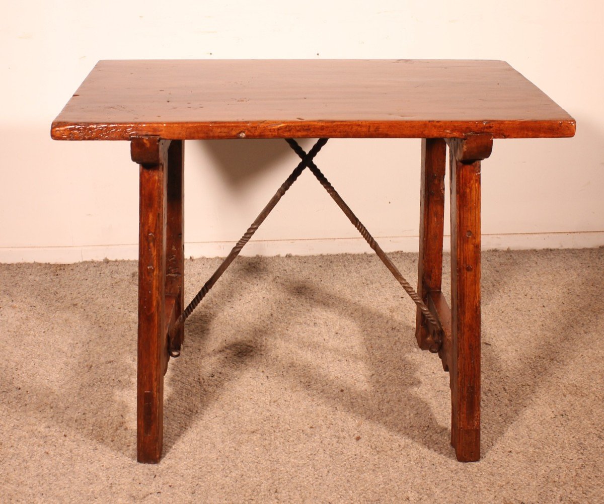 Small Spanish Walnut Table - 17th Century-photo-2