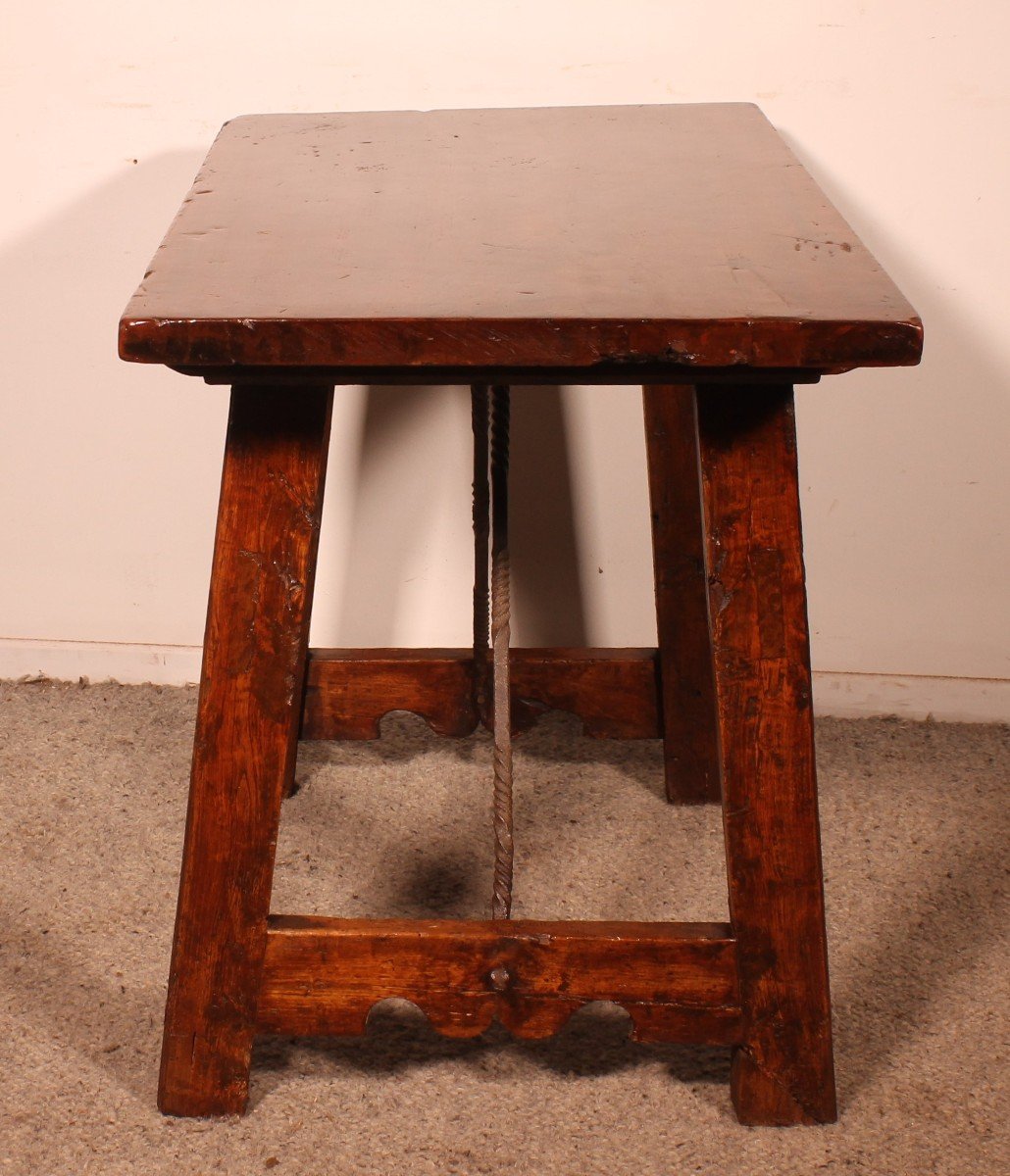 Small Spanish Walnut Table - 17th Century-photo-4