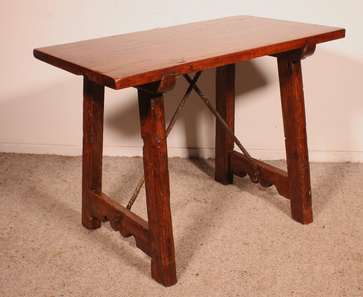 Small Spanish Walnut Table - 17th Century-photo-1