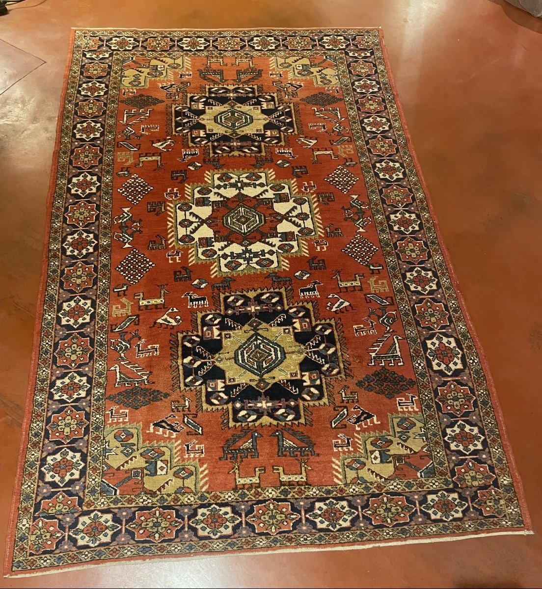 Tapis Persan à Décor Rouge