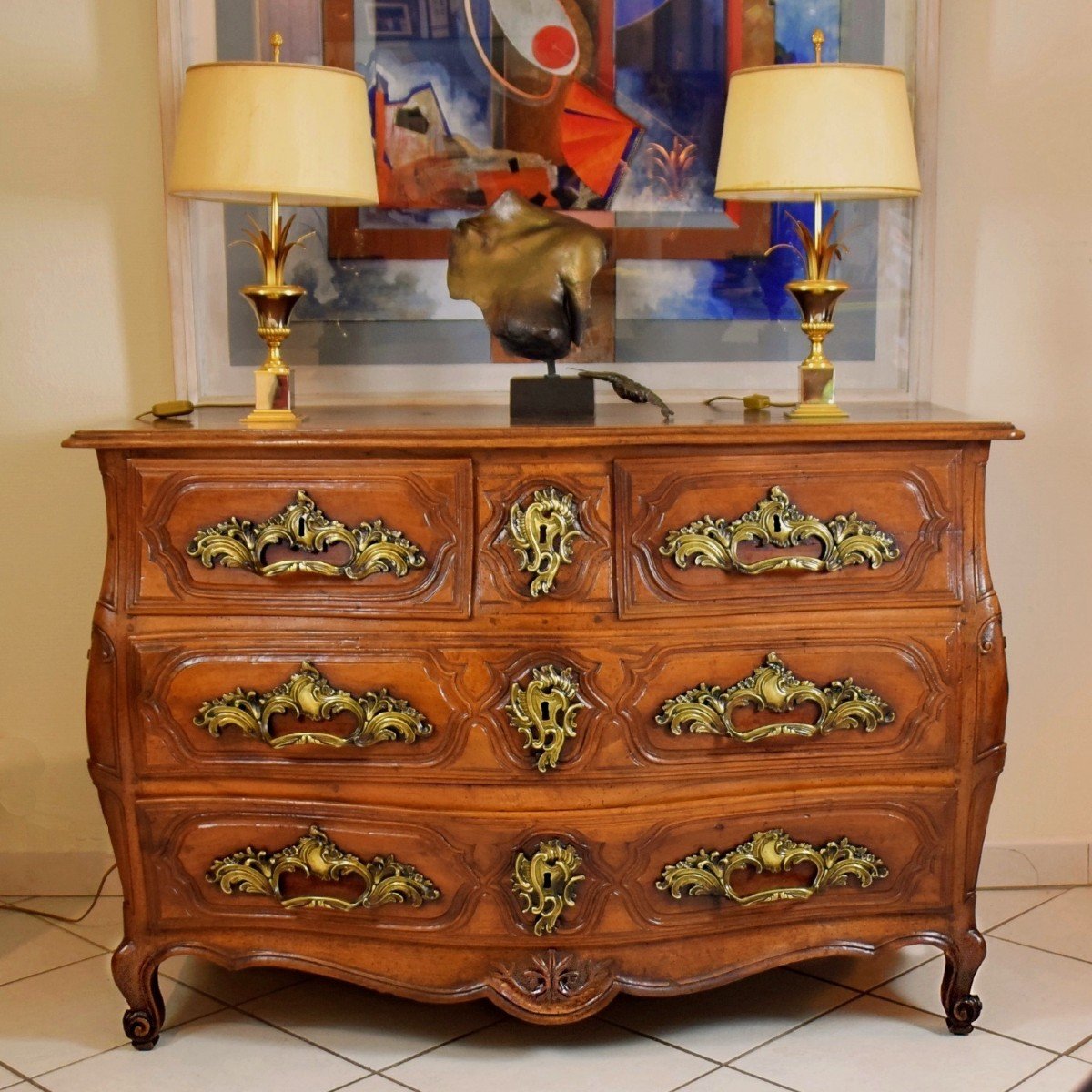 Commode tombeau en noyer d'époque Louis XV 