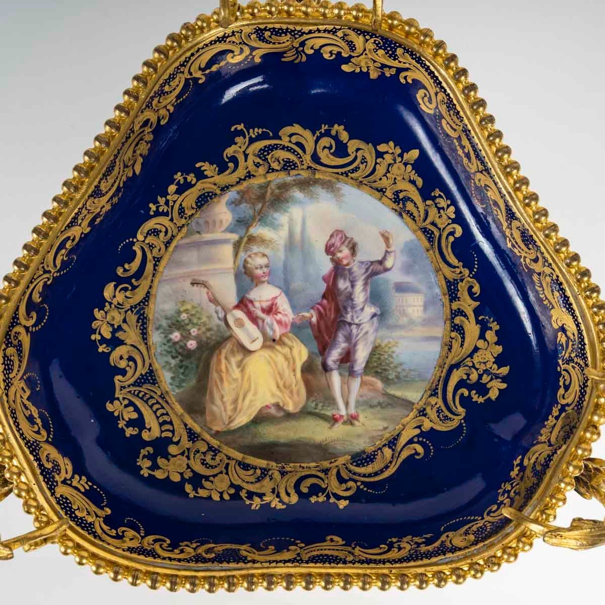 Une Coupe En Porcelaine Avec Ornementation En Bronze Doré, Fin XIXème Siècle -photo-1