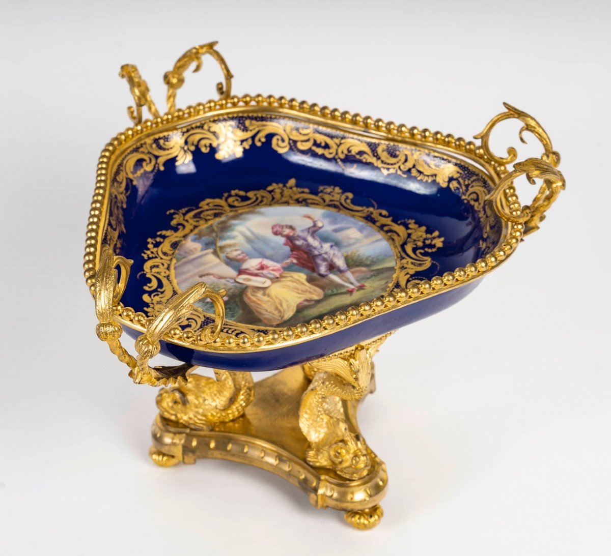 Une Coupe En Porcelaine Avec Ornementation En Bronze Doré, Fin XIXème Siècle 