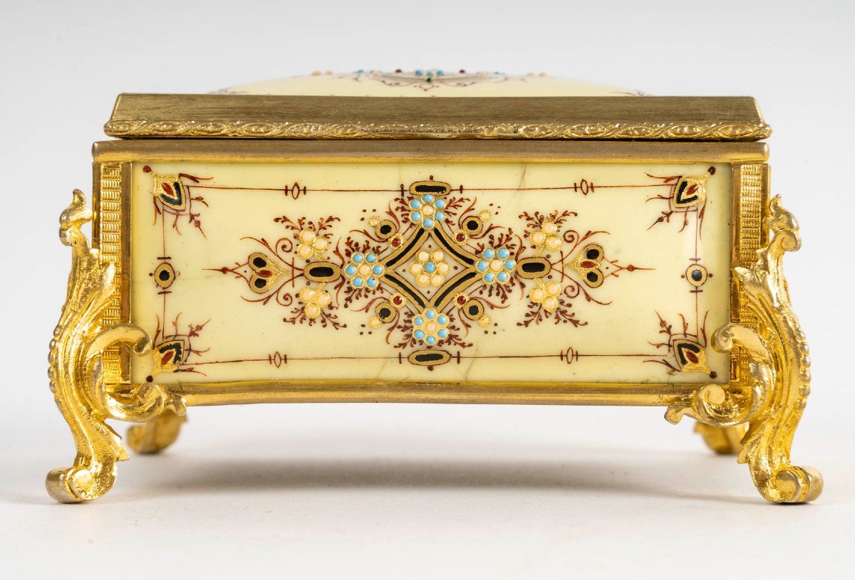 A Small Tahan Jewelry Box, 19th Century -photo-2