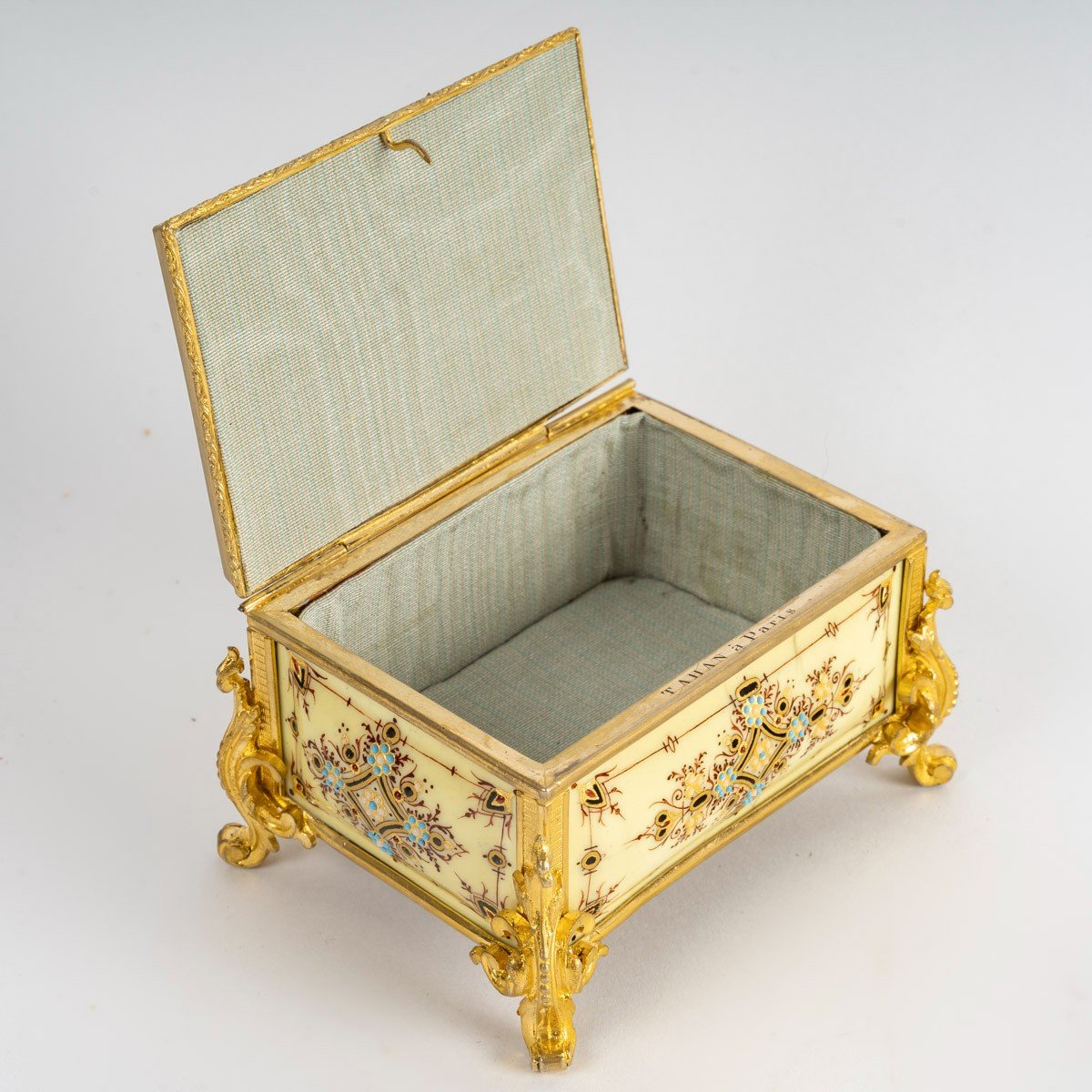 A Small Tahan Jewelry Box, 19th Century -photo-3