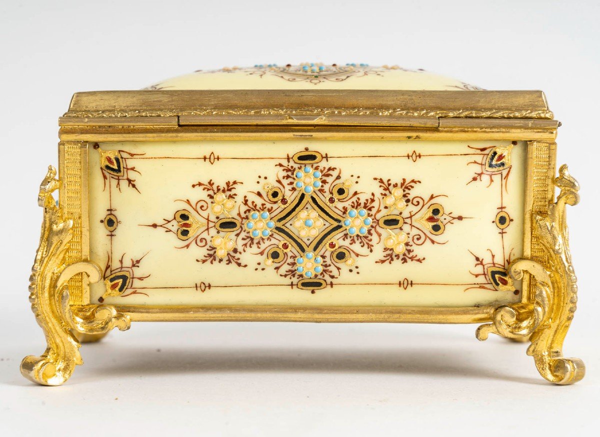 A Small Tahan Jewelry Box, 19th Century -photo-3