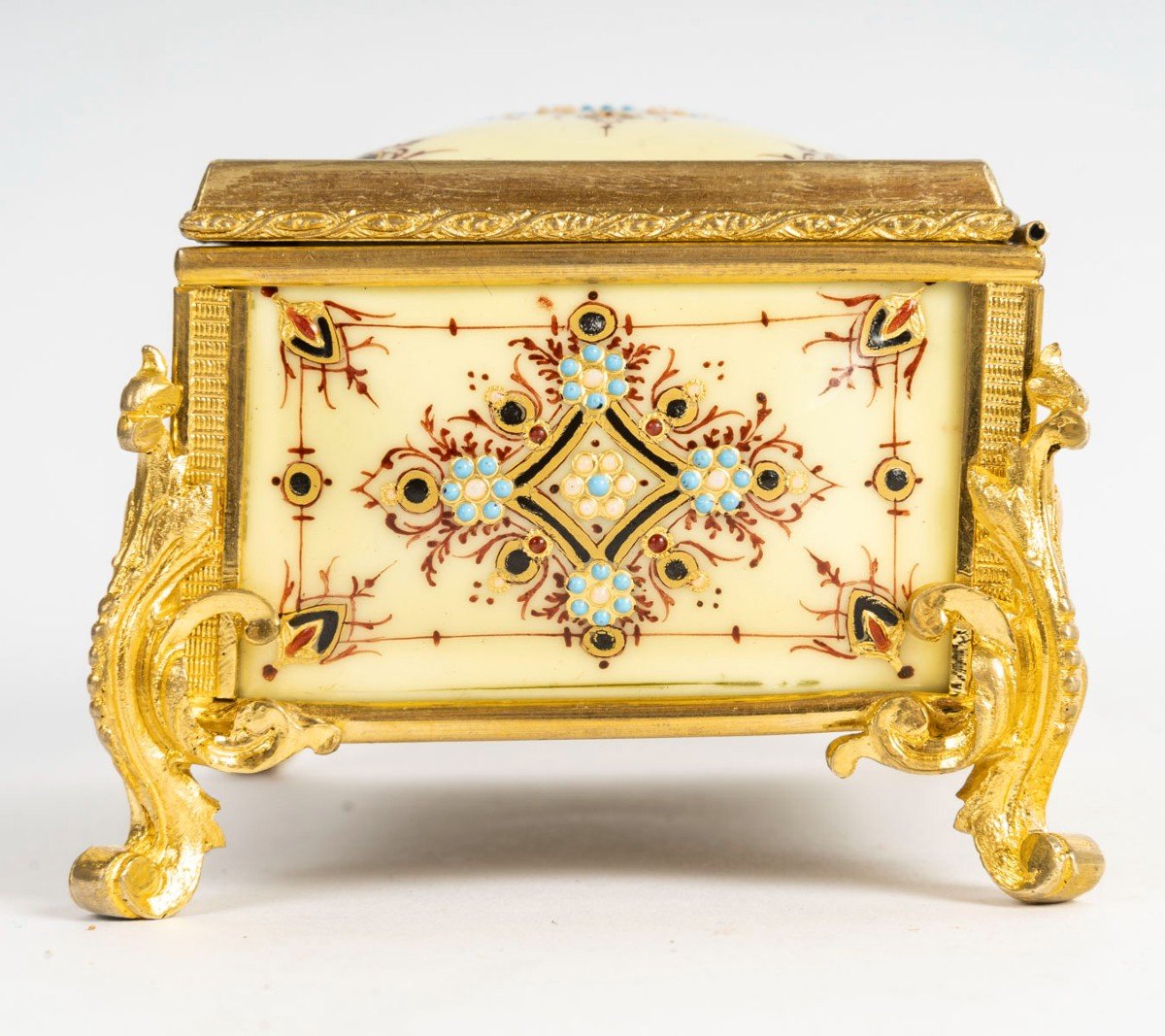 A Small Tahan Jewelry Box, 19th Century -photo-4