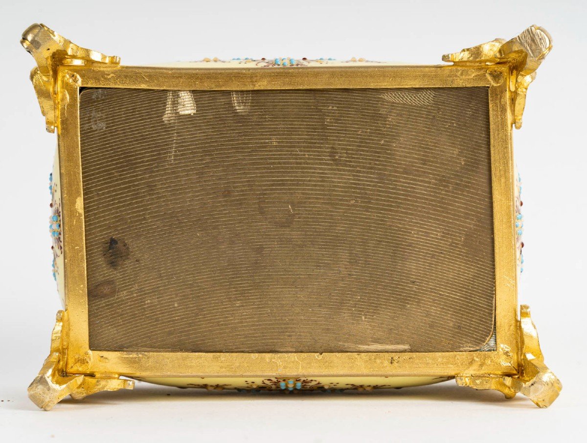 A Small Tahan Jewelry Box, 19th Century -photo-5