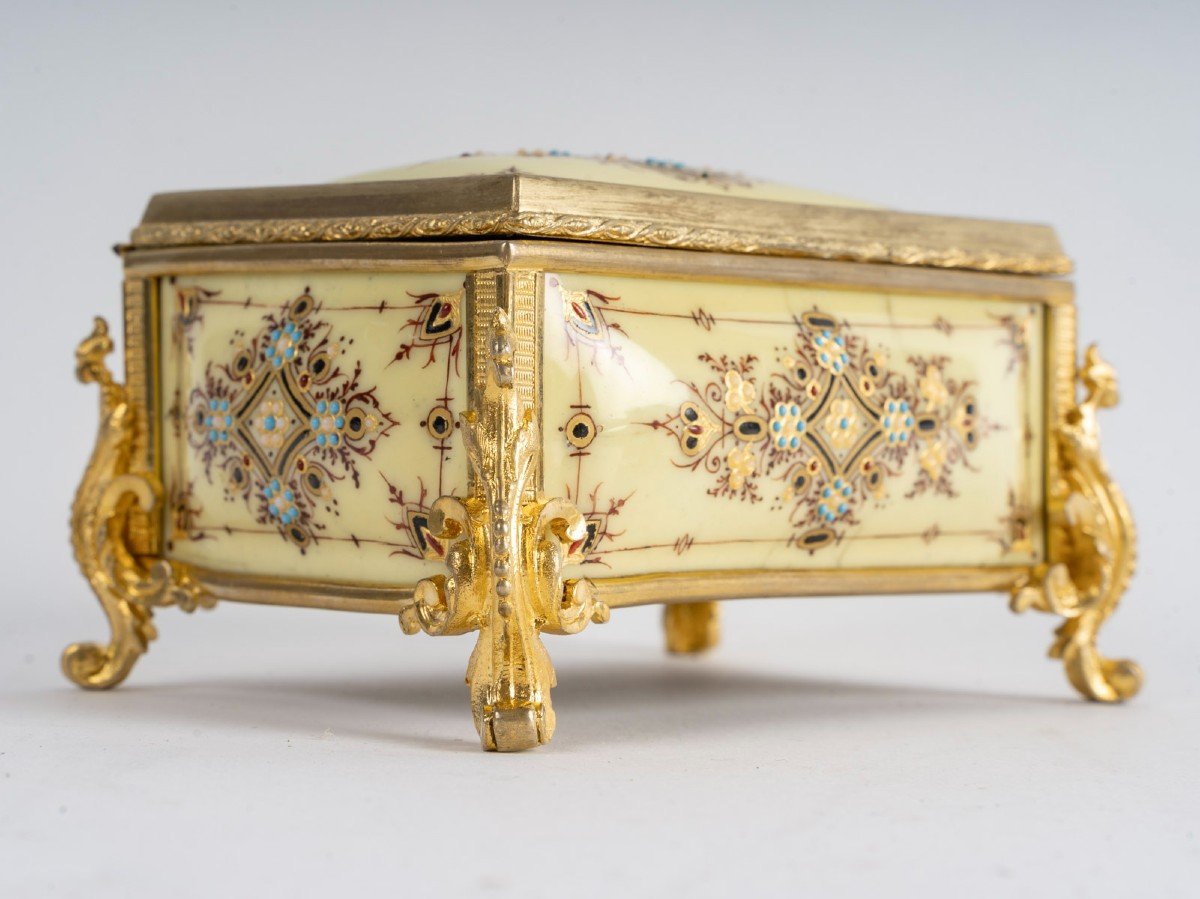 A Small Tahan Jewelry Box, 19th Century 