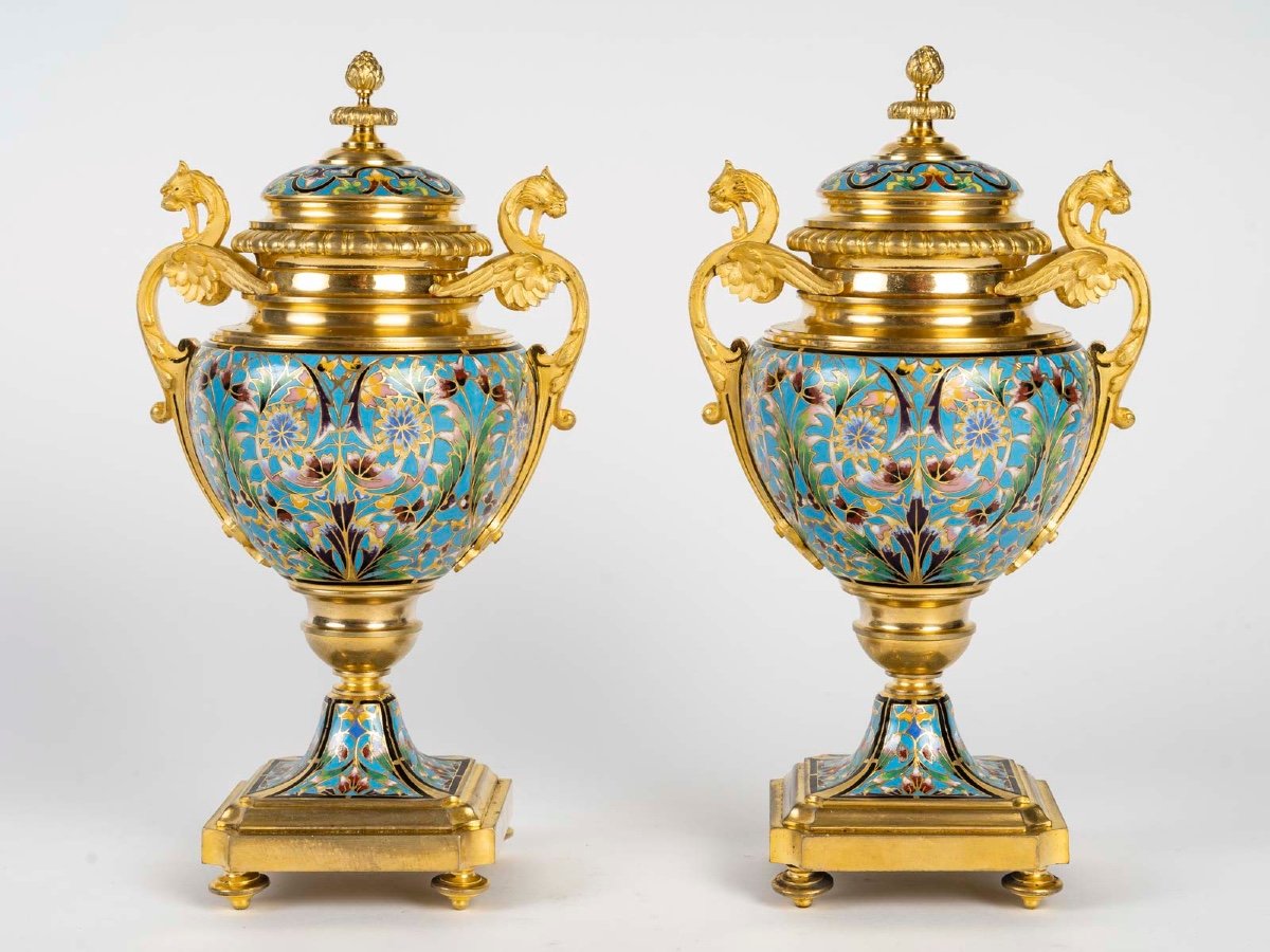 Une Paire De Vases En En Bronze Doré Et émail Cloisonné, Fin XIXème Siècle 