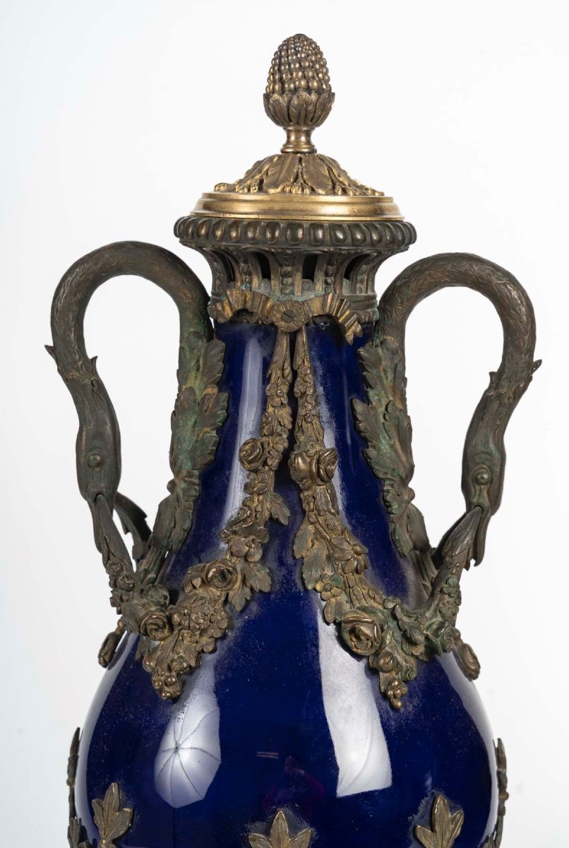 Une Paire De Vases En Porcelaine Bleue Et Bronze Doré, époque XIXème Siècle -photo-1