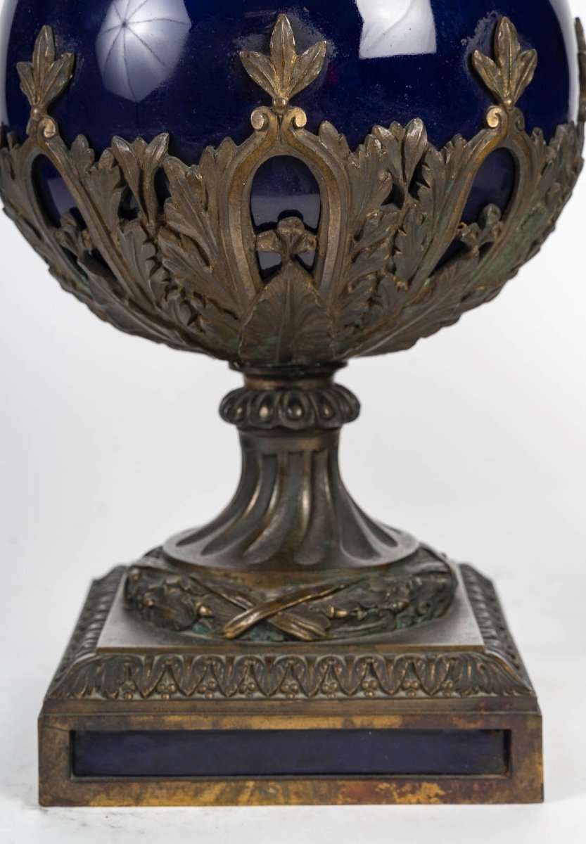 Une Paire De Vases En Porcelaine Bleue Et Bronze Doré, époque XIXème Siècle -photo-2