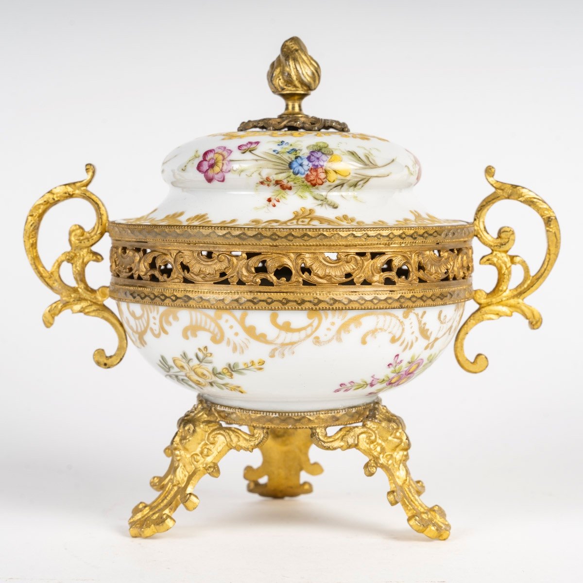 A Porcelain And Gilt Bronze Perfume Burner, Late 19th Century -photo-2