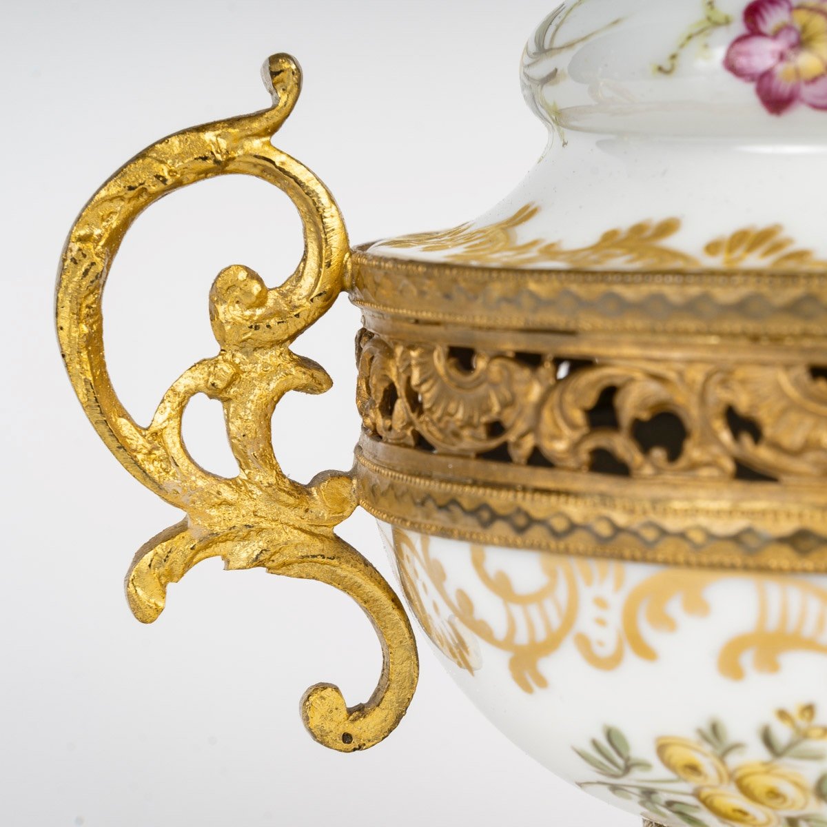 A Porcelain And Gilt Bronze Perfume Burner, Late 19th Century -photo-2