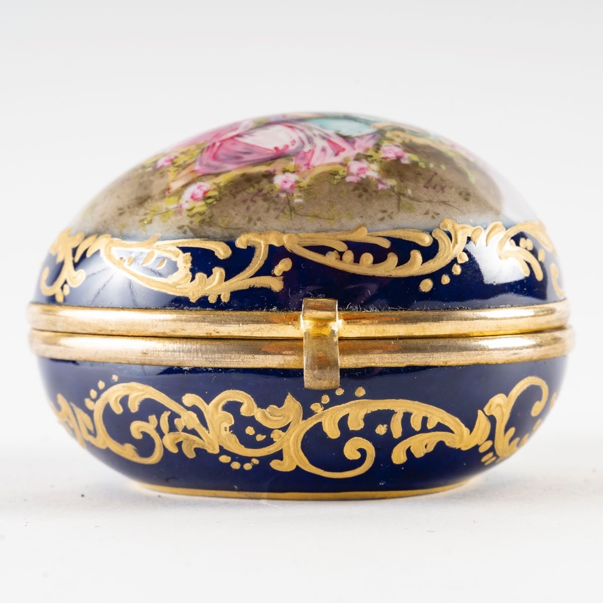 A Small Porcelain Egg Jewelry Box, Late 19th Century -photo-2