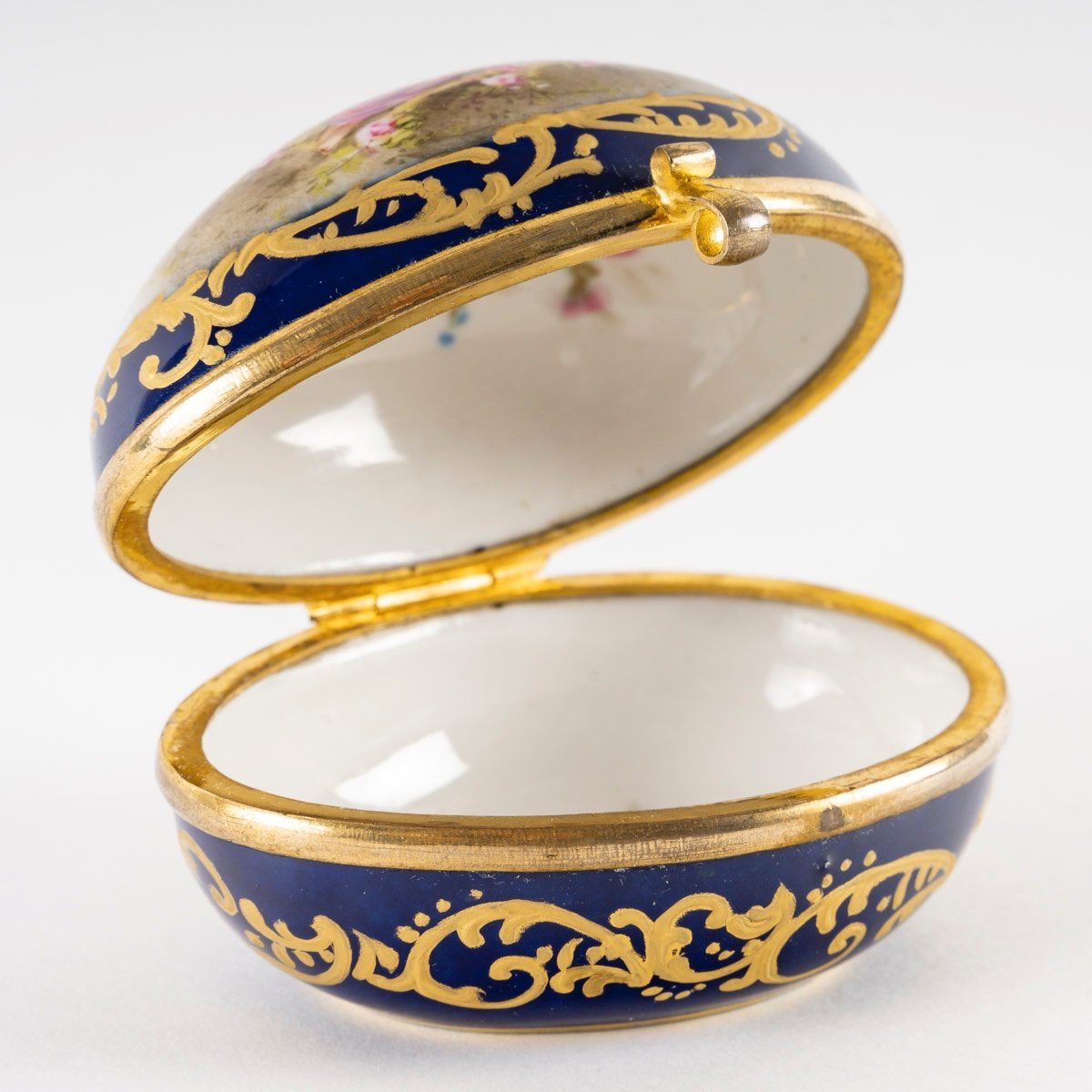 A Small Porcelain Egg Jewelry Box, Late 19th Century -photo-3