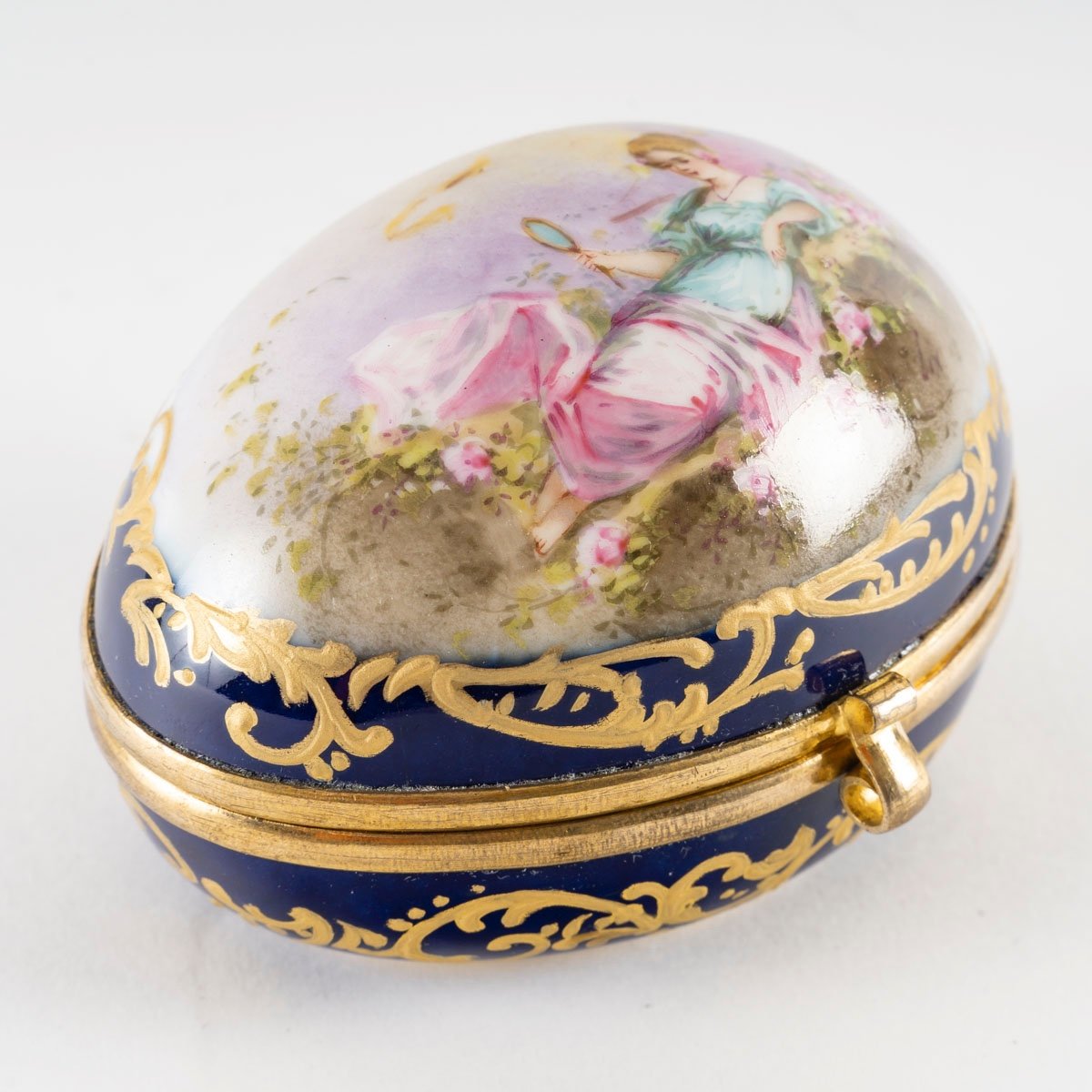 A Small Porcelain Egg Jewelry Box, Late 19th Century -photo-2