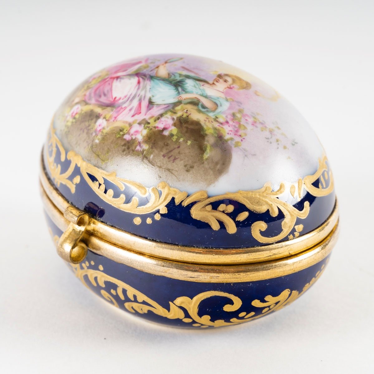 A Small Porcelain Egg Jewelry Box, Late 19th Century -photo-4