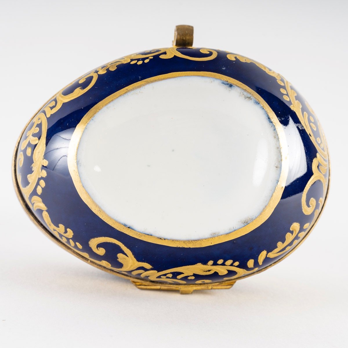 A Small Porcelain Egg Jewelry Box, Late 19th Century -photo-6