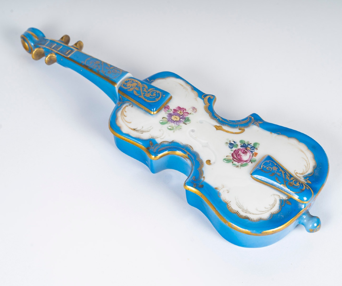 Une Boite Coffret En Porcelaine De Forme Violon, Fin XIXème Siècle 