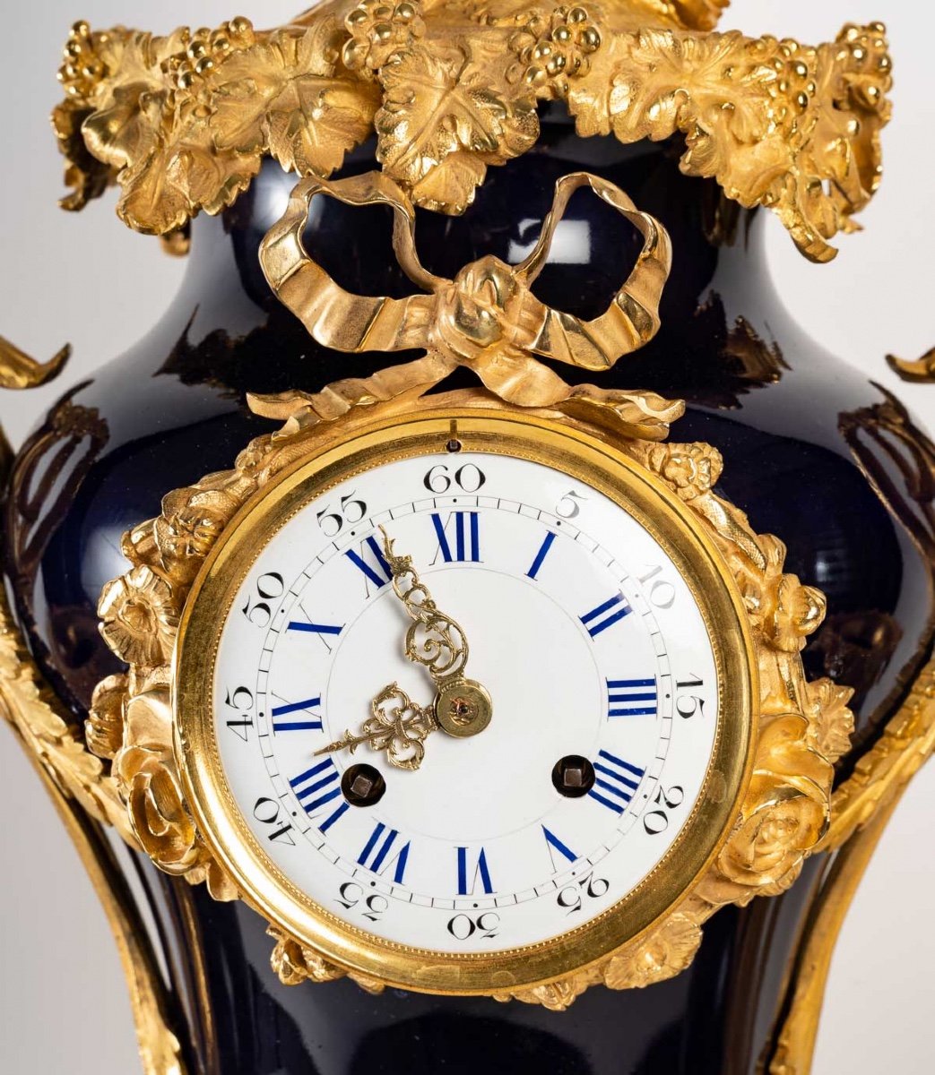 Une Pendule En Porcelaine Et Bronze Doré Fin XIXème Siècle-photo-1