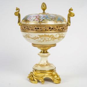 Une Bonbonnière En Porcelaine De Sèvres 1844