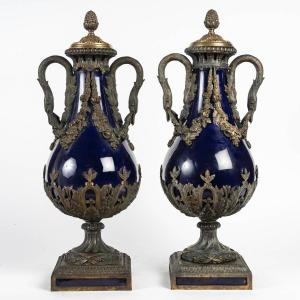 Une Paire De Vases En Porcelaine Bleue Et Bronze Doré, époque XIXème Siècle 