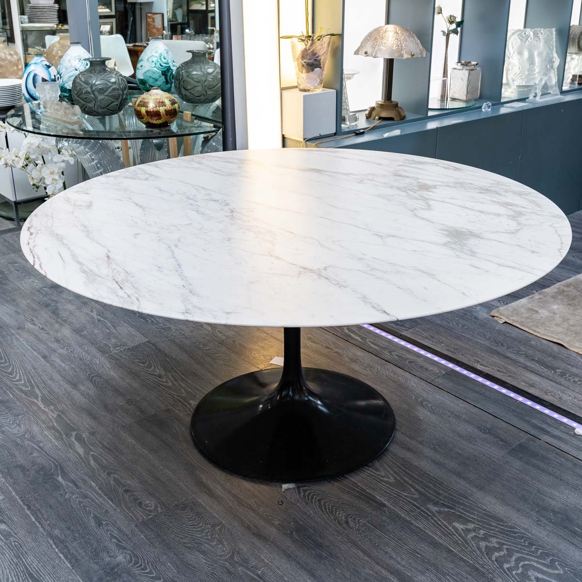 Knoll International And Eero Saarinen: Circular Marble Top Dining Table-photo-1