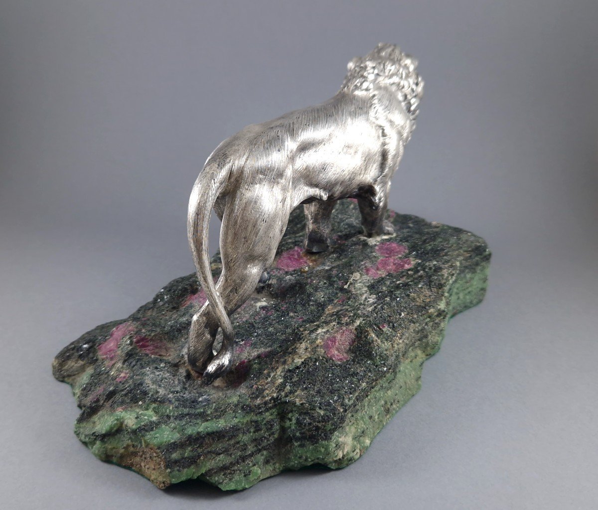 Sculpture lion en argent massif et eudialyte -photo-1