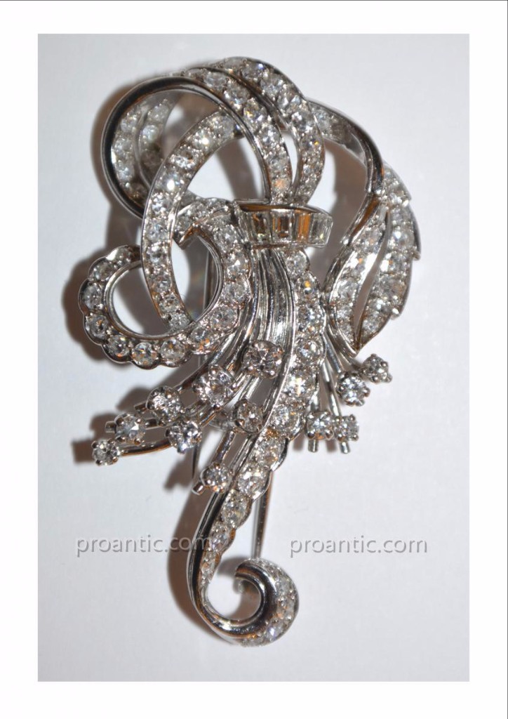 Broche Pendentif Rubans En Or Blanc et platine pavée de Diamants 