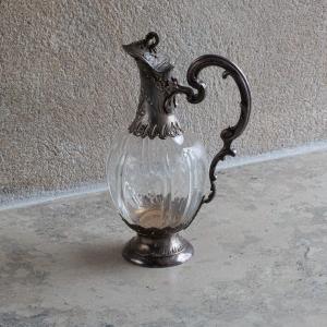 Une Carafe à Décor Rocaille En Argent Massif Et En Verre