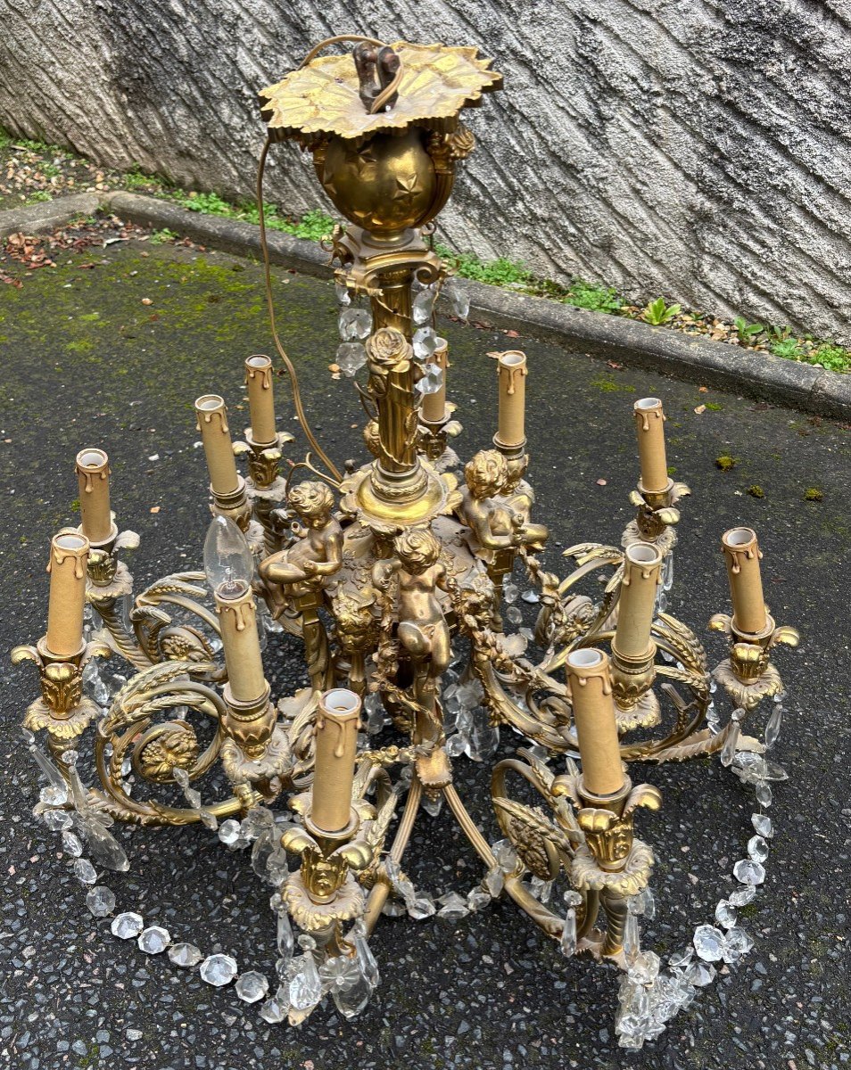 Lustre Bronze Avec 4 Putti Avec 3 Feux      12 Feux  